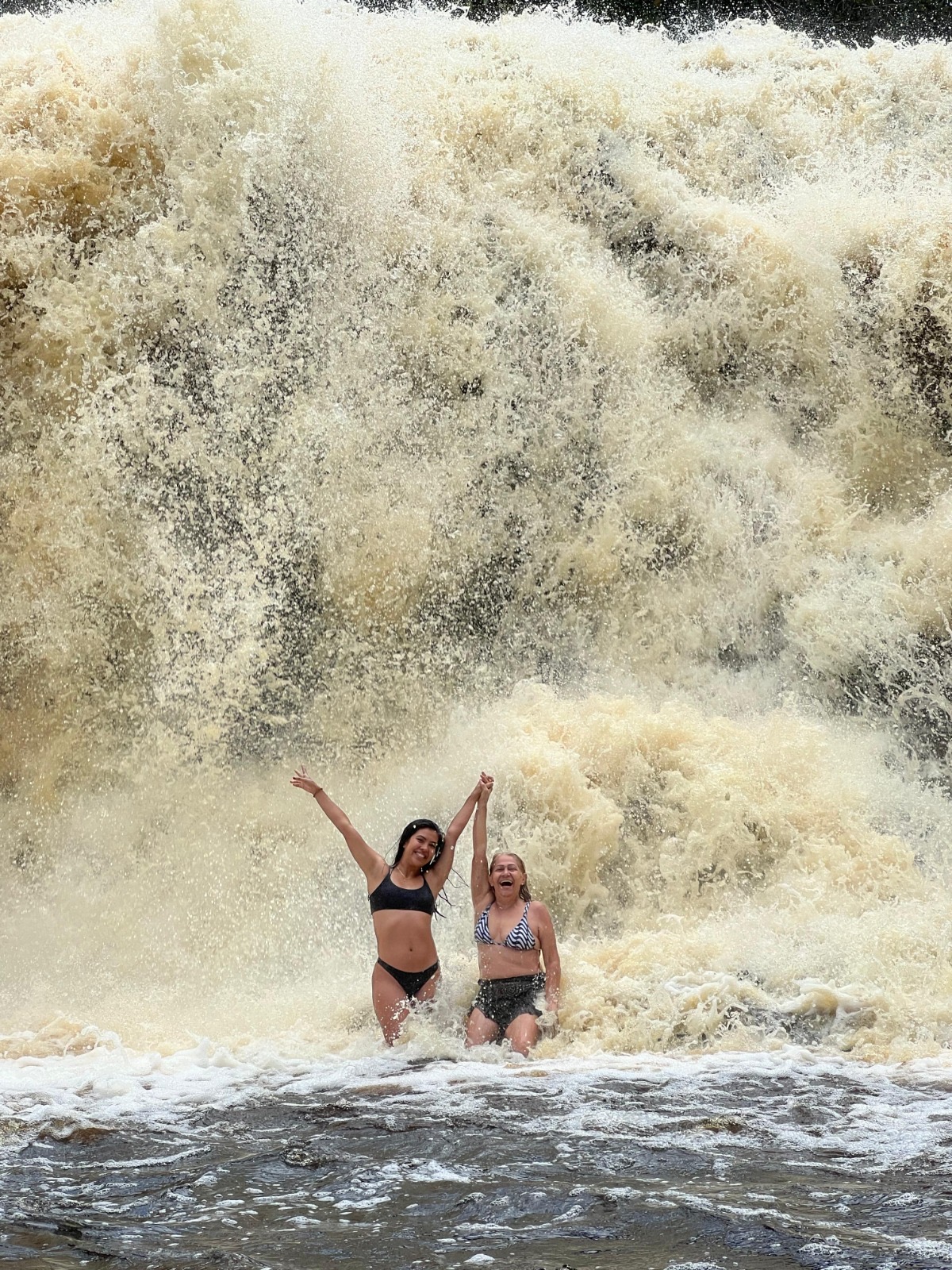 Cachoeira com visitantes