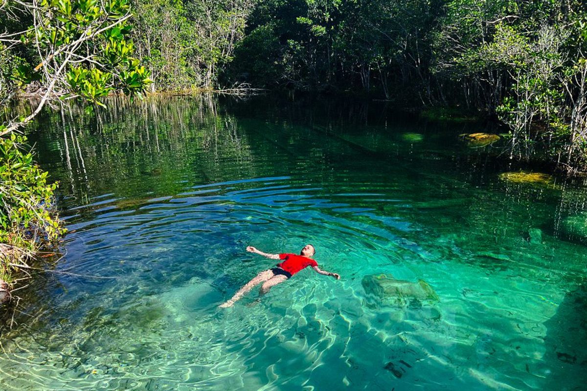 Visitante boiando nas águas cristalinas e turquesa de uma lagoa em Presidente Figueiredo
