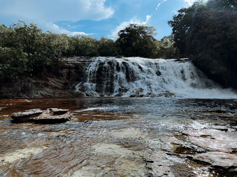 Cachoeira larga sob céu azul no Rio Urubuí, Presidente Figueiredo, no verão